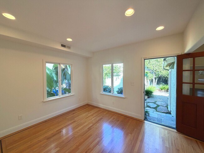 Building Photo - TOTAL REMODEL LARGE 1750sf 3BR+ Bonus/3BA North Oakland Home AVAILABLE NOW