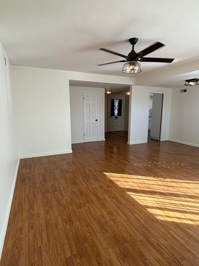 Building Photo - Spacious 3-Bedroom Home with Backyard & 2-Car Garage in Lakewood