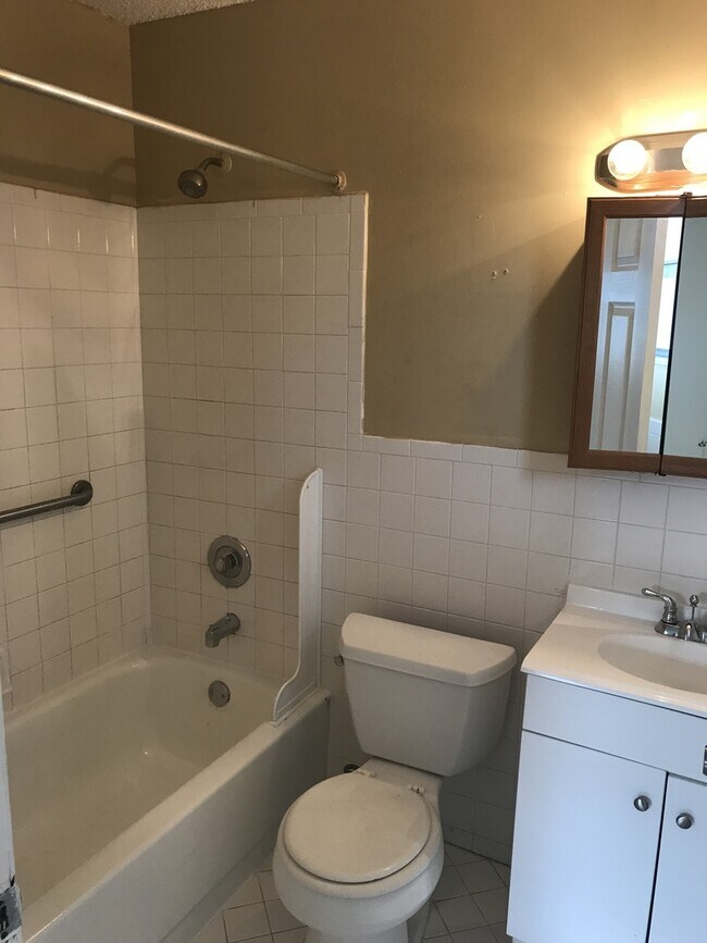 Building Photo - Large 3-2 house in Oakland Park