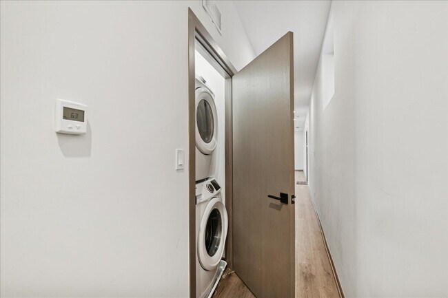 Building Photo - 4321 N Cicero Ave