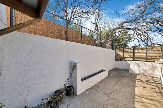 Building Photo - 2303 Park Hill Dr