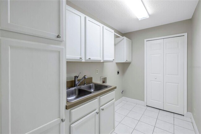 Building Photo - 4832 Queen Palm Terrace NE
