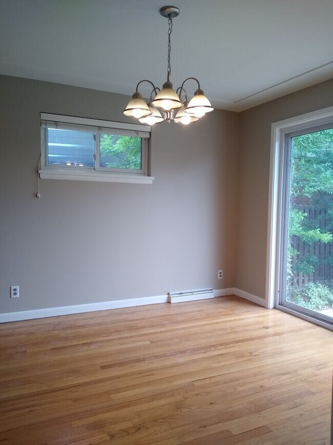 Building Photo - Stunning 4 bedroom 2 bath Virginia Village...