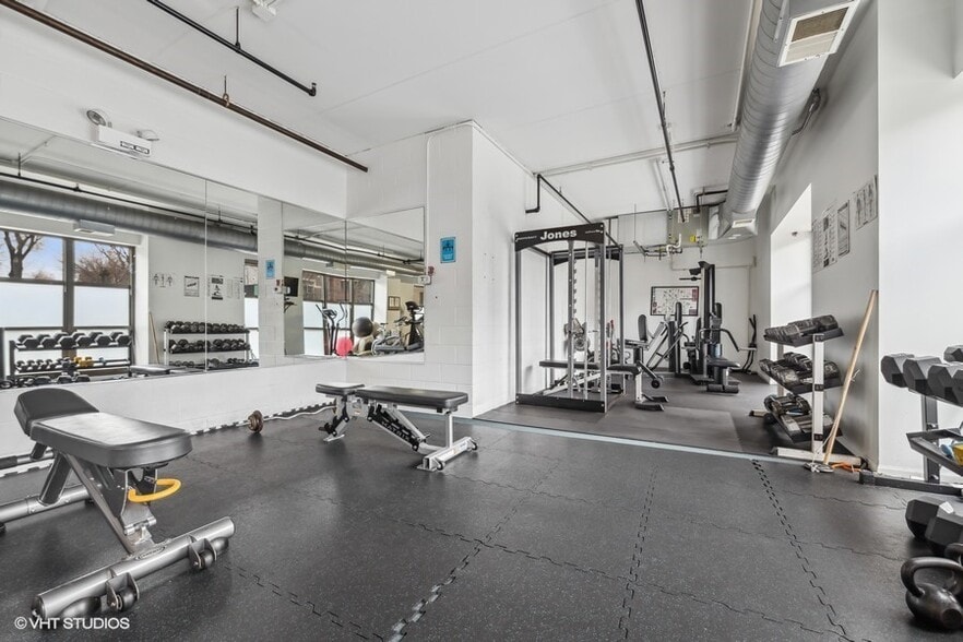 Building Photo - 1735 W Diversey Pky