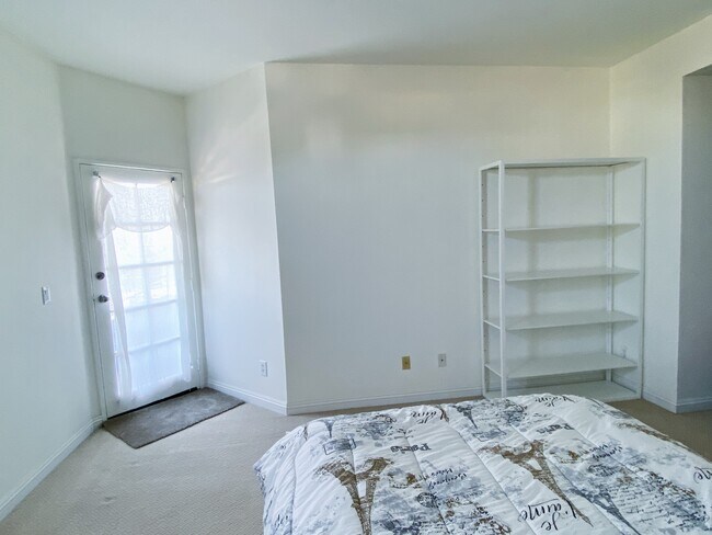 Building Photo - 3561 Clarington Ave
