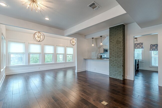 Building Photo - 311 W Mistletoe Ave