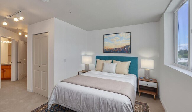 Building Photo - 2bd/1.75ba Bellevue Condo