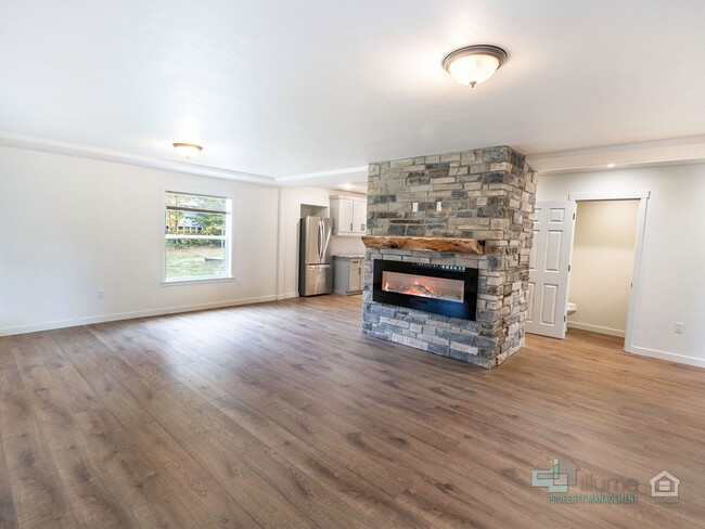 Building Photo - Beautifully Renovated 3-Bedroom Home with ...