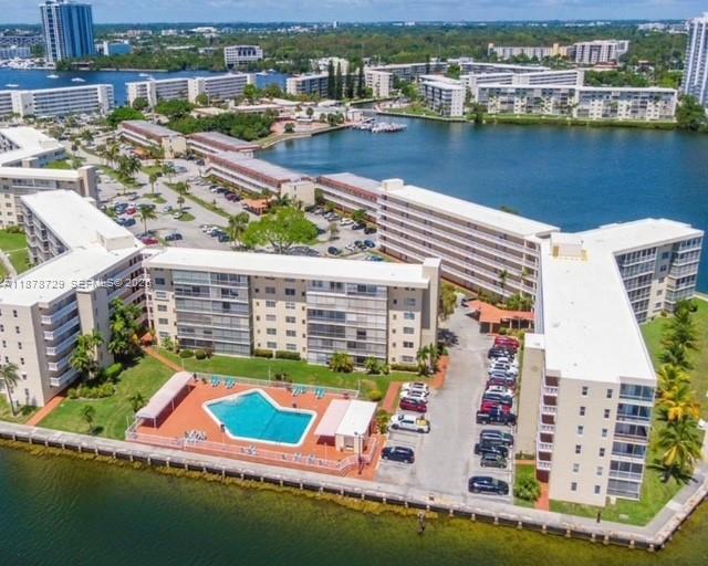 Building Photo - 2930 Point E Dr