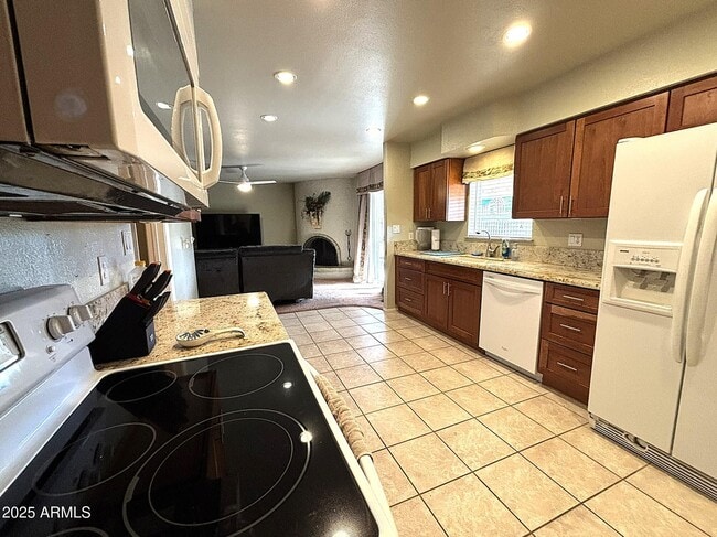 Building Photo - 3625 E Garden Dr