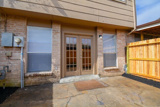 Building Photo - Perfect Townhouse ready for you!