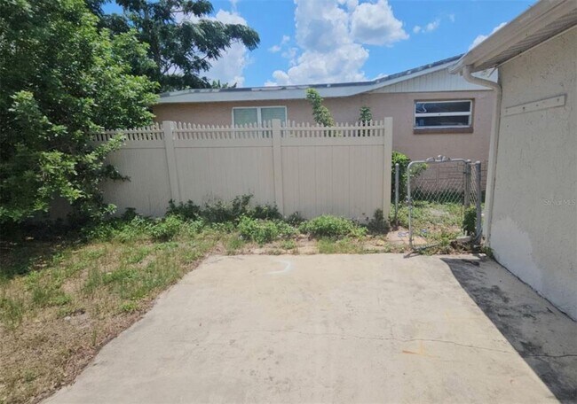 Building Photo - 7335 Ashwood Dr