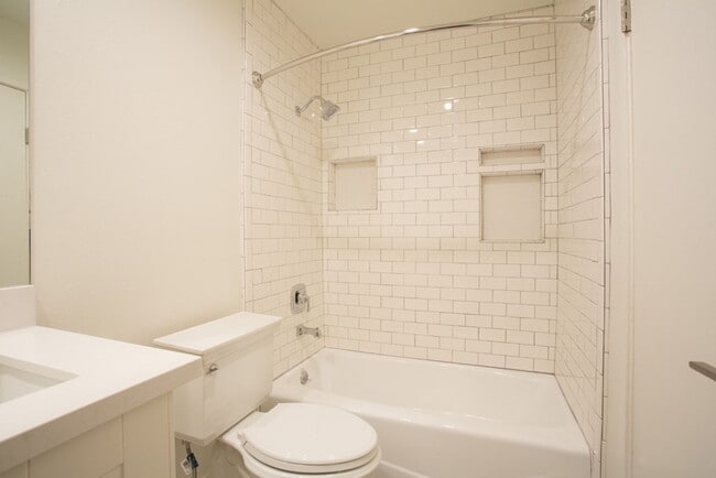 Building Photo - 603 Begonia Ave