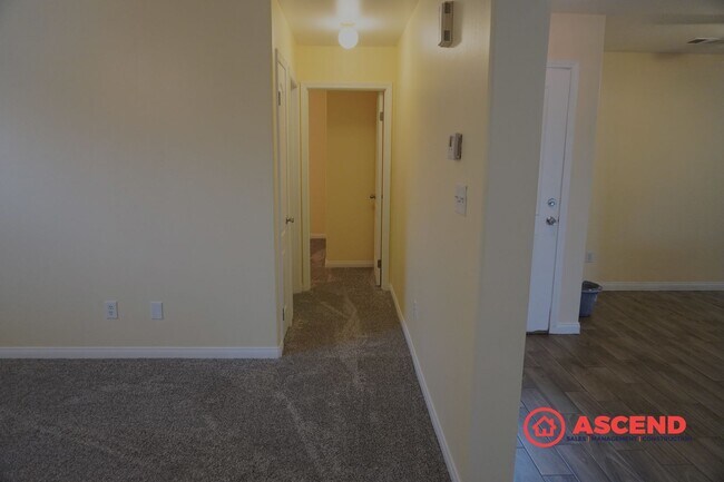 Building Photo - North Bakersfield 3 Bed + Den | Spacious Yard