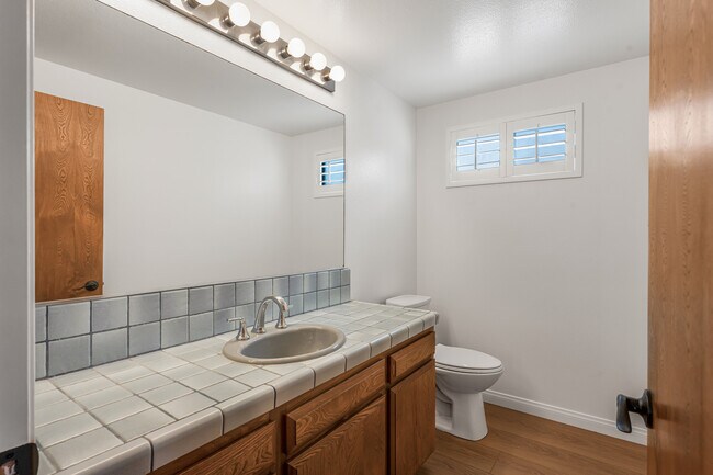Building Photo - 221 Rossmore Dr