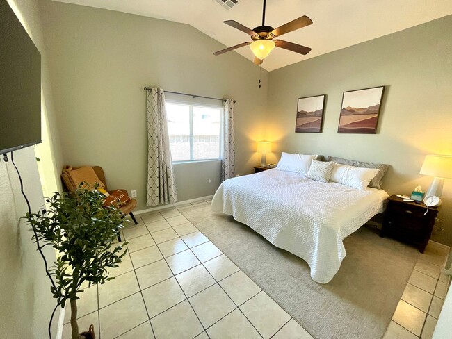 Building Photo - Luxurious Fully Furnished 3 Bedroom Home with Garage!