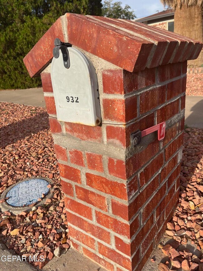 Building Photo - 932 Oneida Dr