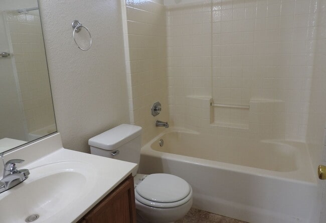 Building Photo - Inviting 3+2 split Floor plan!