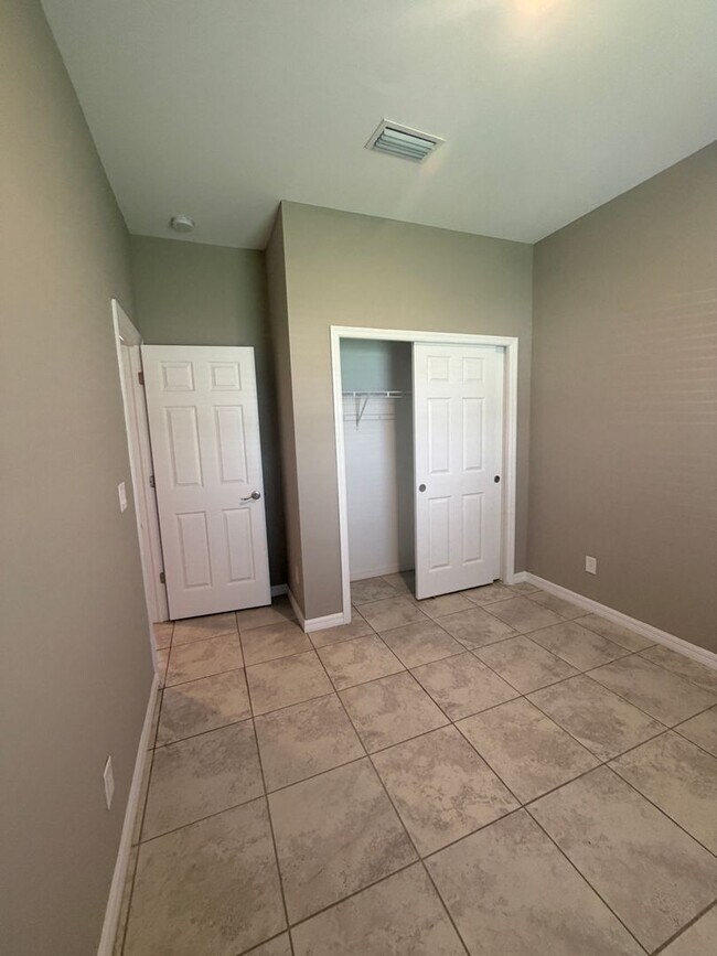 Building Photo - 1039 San Cristobal Ave