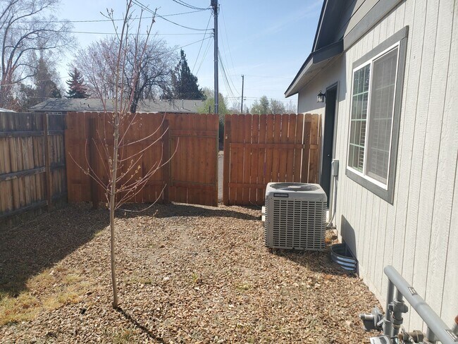 Building Photo - 1545 SW Kalama Ave