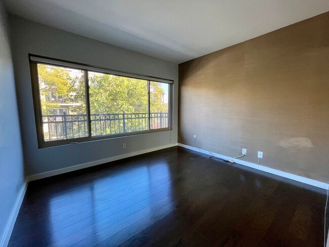 Building Photo - Highly desirable Rob Clark building one of the most walkable neighborhoods in LA