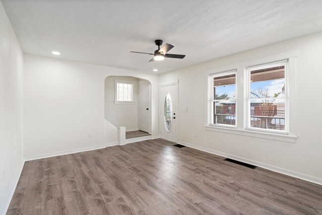 Building Photo - Stunning 4 bedroom home in Brookline available now!