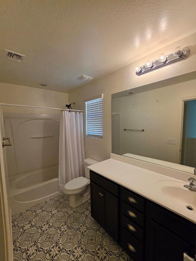 Building Photo - 2756 E Hickory St