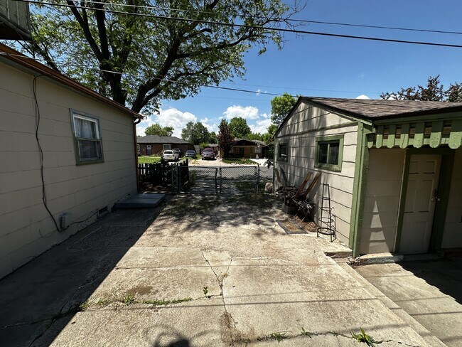 Building Photo - ***AVAILABLE IMMEDIATELY*** Charming Home ...