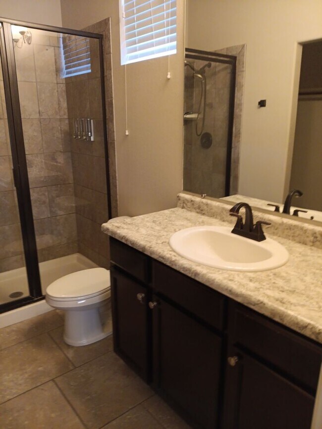 Building Photo - Beautiful 3 Bedroom 2 Bathroom home! Showi...