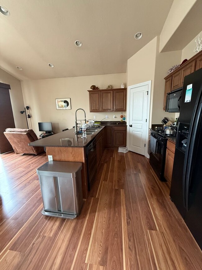 Building Photo - 3 Bedroom Townhome in Stansbury Park