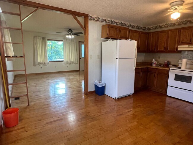 Building Photo - 2 bedroom, 1.5full bath House for rent on ...