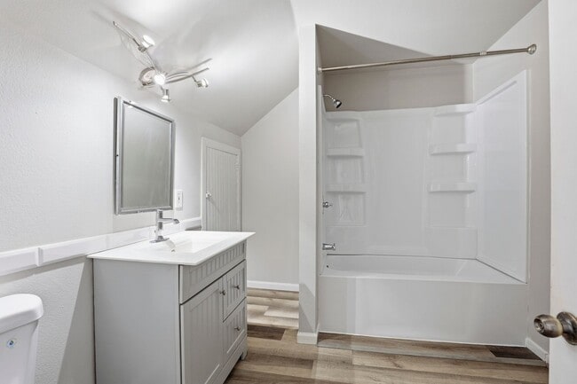 Building Photo - 5 Bedroom House in Manitowoc