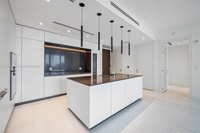 Building Photo - 300 Biscayne Boulevard Way