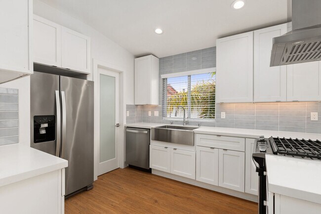 Building Photo - Luxurious Coastal Retreat with Stunning Oc...