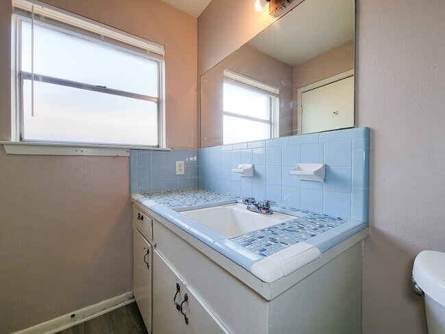 Building Photo - 2114 Yorktown Ct N