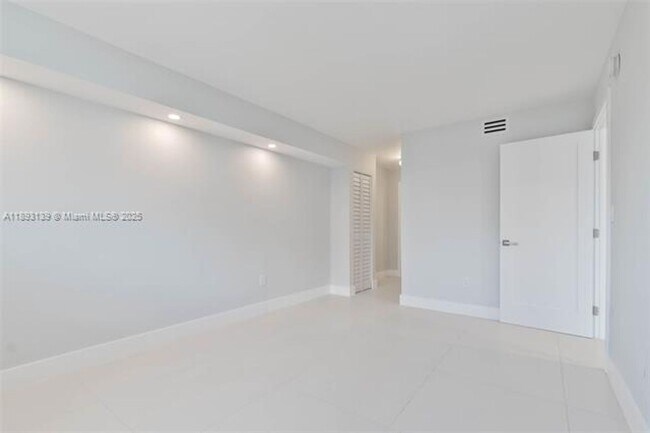 Building Photo - 1665 Bay Rd