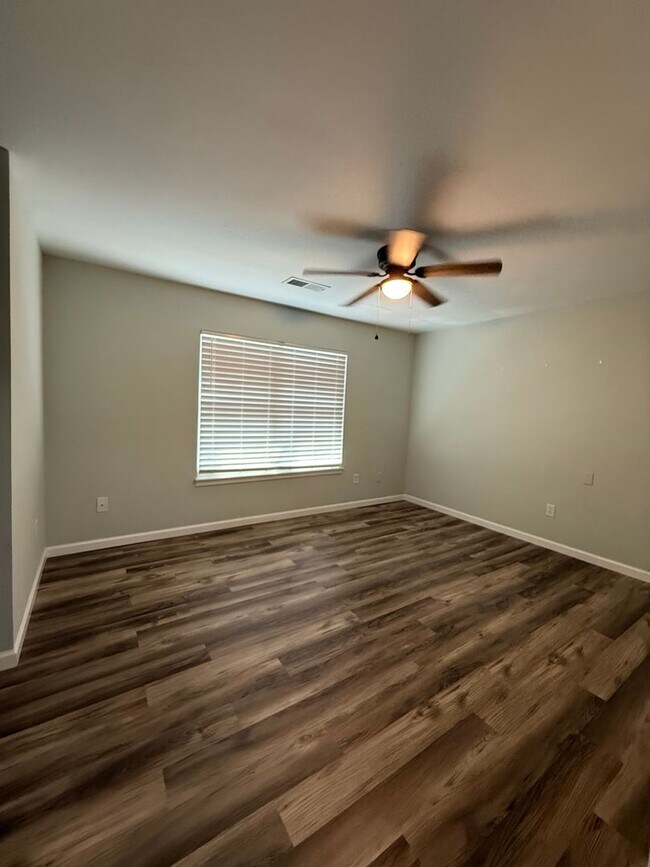 Building Photo - Charming 3-Bedroom Single-Family Home in N...