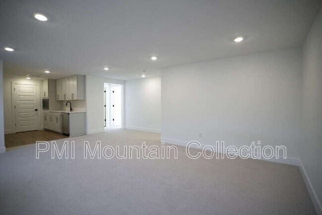 Building Photo - 459 Rimrock Ln