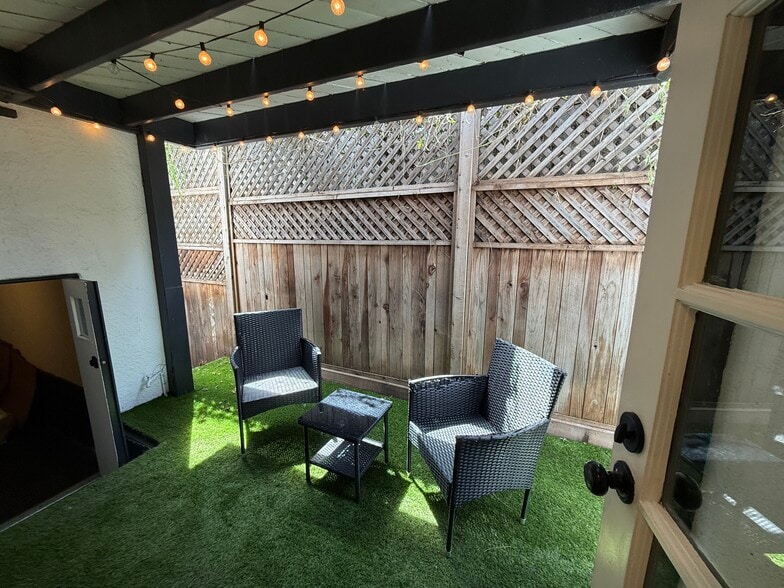 Building Photo - 7865 Willoughby Ave