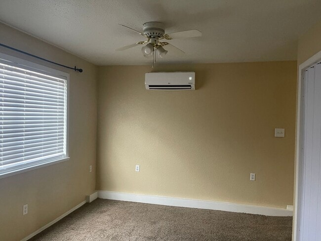 Building Photo - Northeast Hights Home