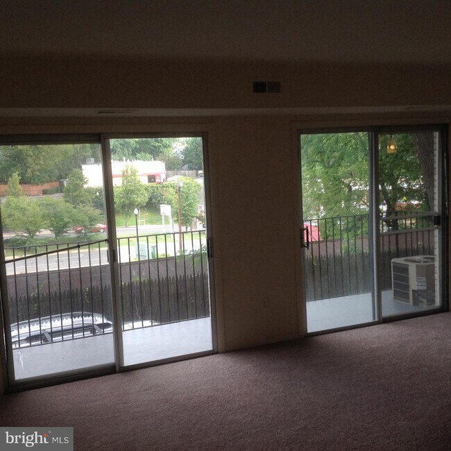 Building Photo - 2025 N Lincoln St