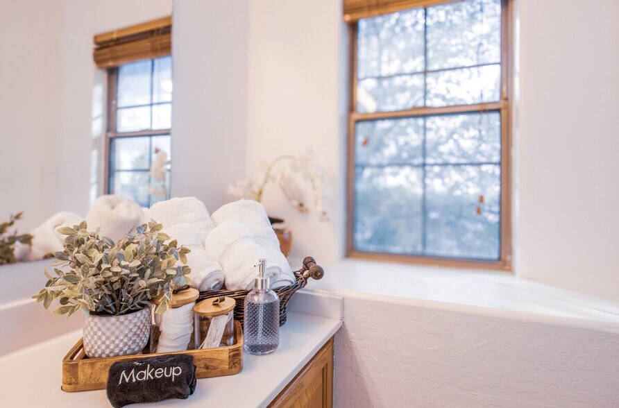 Building Photo - 1550 N Desert Willow St