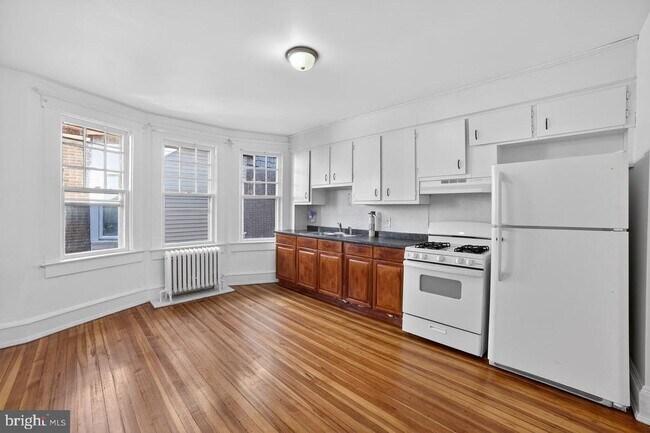 Building Photo - 713 Monmouth St