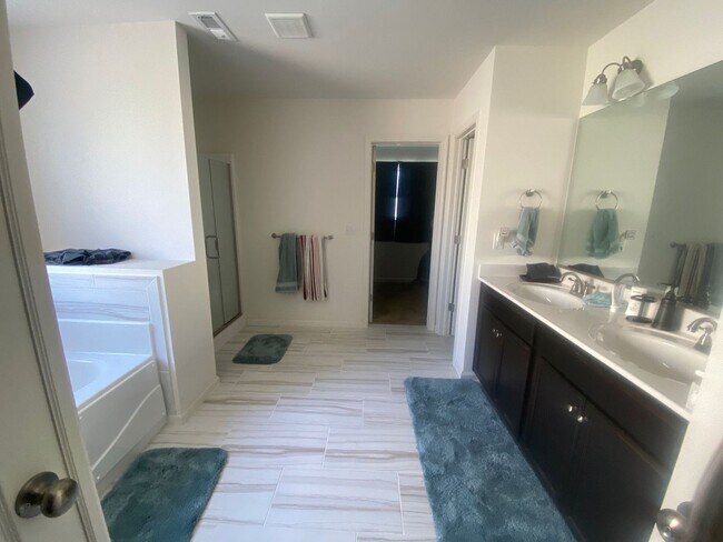 Building Photo - Welcome home to this beautiful 4-bedroom h...