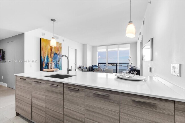 Building Photo - 1300 Brickell Bay Dr