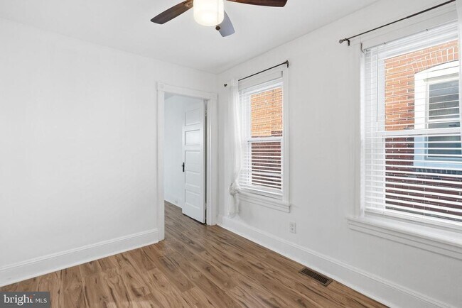 Building Photo - 211 E Poplar St