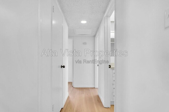 Building Photo - 5633 Scripps St