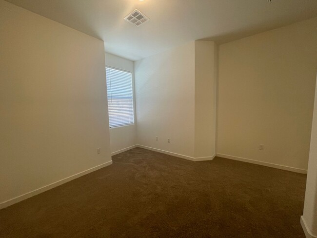 Building Photo - Beautiful Falcon Ridge Townhome!