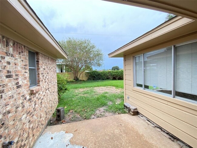 Building Photo - 2233 Ripple Creek Dr