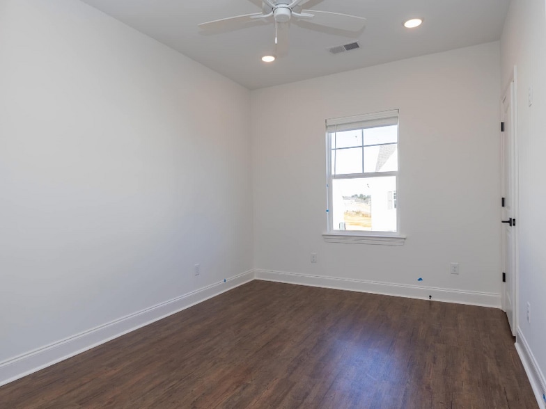 Building Photo - 637 Cottage Grv Cir